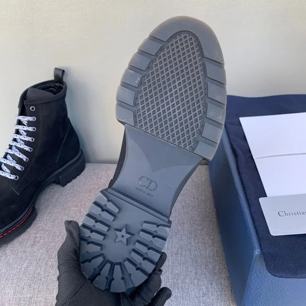 [DIOR] Top P: 1000💰 Number of yards: 39~44 (38.45 custom-made, non-refundable) Dior Dior~ Winter series, original 1:1 development Casual men's leather shoes Heavy investment, shoes and boots are made of imported cowhide + imported Dior special fabric Not easy to deform black cowhide lining Dior large hardware inlay Original TPU vacuum outsole, black cowhide Black open edge beads Military green suede Black suede Khaki suede leather is crafted by a large factory, and the perfect product is only prepared for you who know your taste! Any comparisons are welcome.